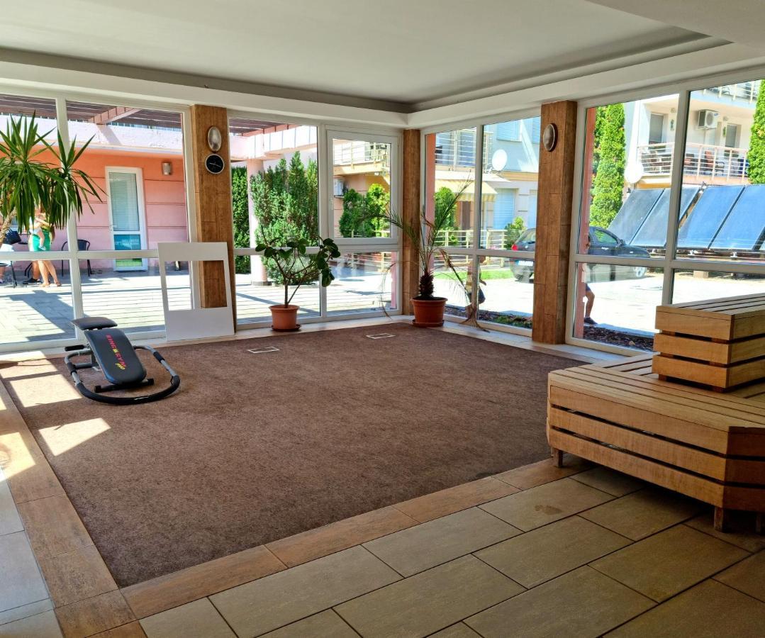 Relax Wellness Manzard Hajduszoboszlo Apartment Exterior photo
