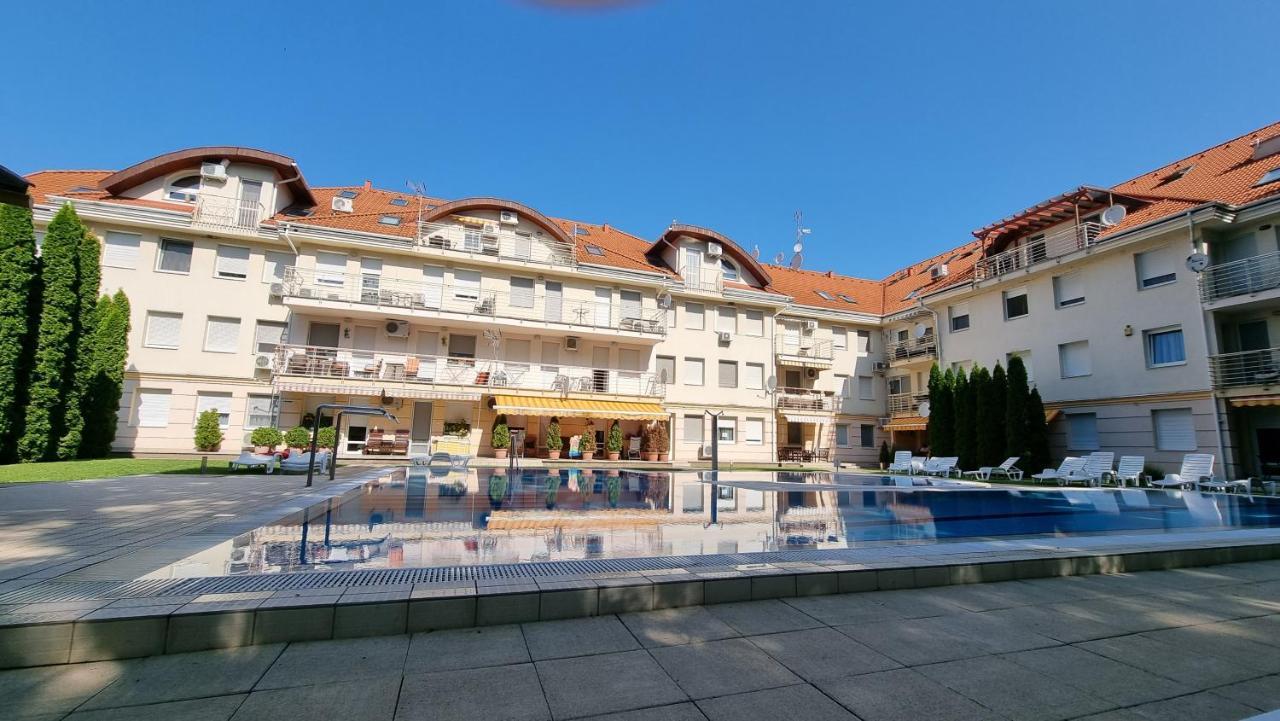 Relax Wellness Manzard Hajduszoboszlo Apartment Exterior photo