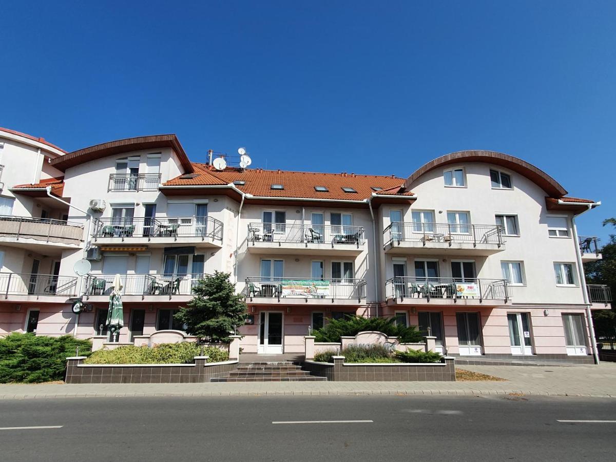 Relax Wellness Manzard Hajduszoboszlo Apartment Exterior photo